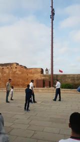 شاهد  مغربي يهدّد بالانتحار في مدينة الرباط