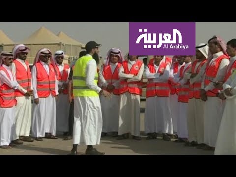 شاهد متطوعون سعوديون يبادرون بإغاثة العالقين في البر