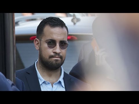 شاهد كيفية وصول ألكسندر بينالا إلى الدائرة الضيقة للسلطة في فرنسا