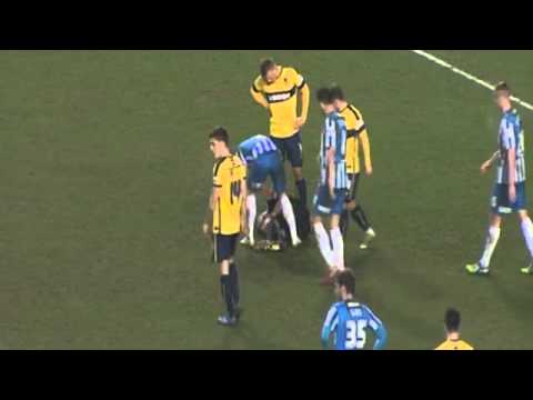 شاهد سقط الحكم فاستغل اللاعب الموقف في لقطة طريف