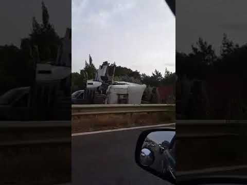 شاهد انقلاب شاحنة محملة بـ النفط