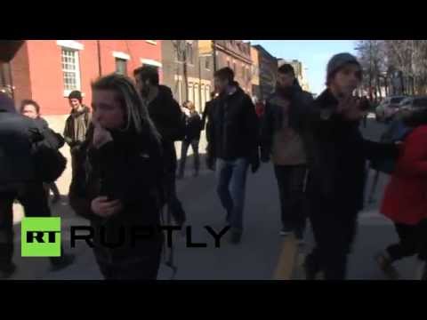 شاهد تفريق مظاهرة بقنابل الغاز في مونتريال