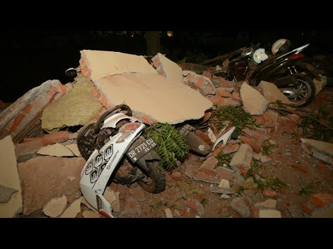 شاهد زلزال مدمر ضرب جزيرة لومبوك الإندونيسية