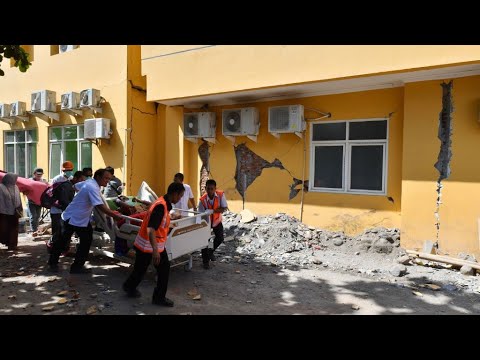 شاهد زلزال مدمر ضرب جزيرة لومبوك الإندونيسية