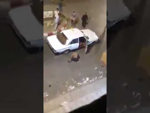 شاهد شخص يعتدي على راكبي سيارة بالسلاح الأبيض في الرباط