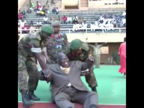 شاهد  لحظة سقوط الرئيس الأوغندي خلال افتتاح ملعب كرة قدم