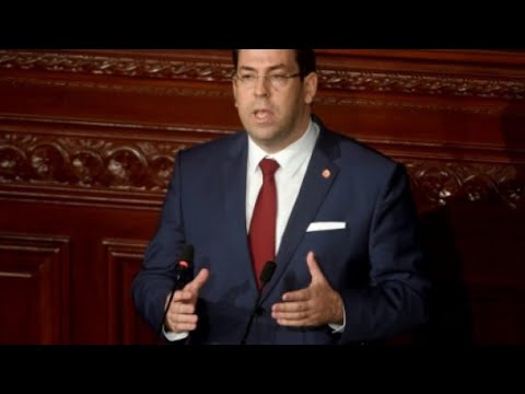 شاهد رئيس الحكومة التونسية يُقيل وزير الطاقة