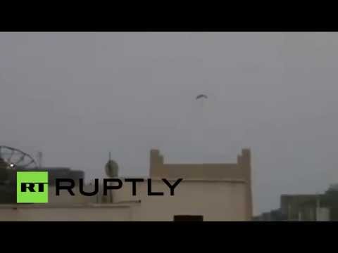 شاهدطائرات التحالف تلقي أسلحة لمناصري هادي في عدن