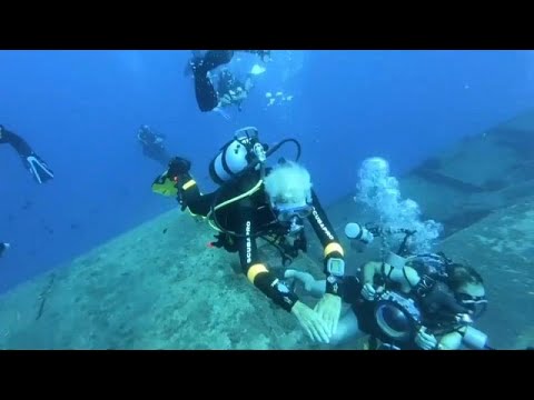 شاهدبريطاني شارك في الحرب العالمية الثانية يُحطّم رقمه القياسي في الغوص