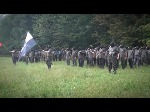 مخاوف من مجموعة عسكرية معادية للمهاجرين