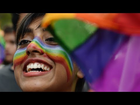 شاهد مظاهر الاحتفالات أمام المحكمة العليا في نيودلهي بسبب المثلية الجنسية