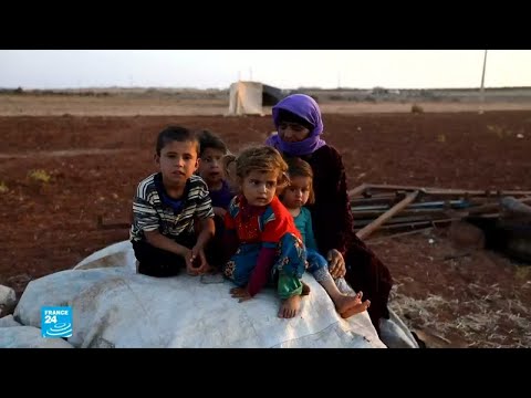 مشاهدمئات السوريين يفرون من إدلب