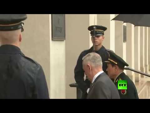 لحظة استقبال وزير الدفاع الأميركي لنظيره الصيني وي فينغهي