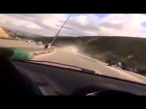 شاهد انقلاب شاحنة وتطاير الركاب في الهواء