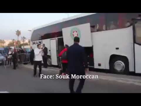 الدولي المغربي في أسود الأطلسي يونس بلهندة يقبل رأس أمه