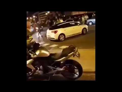 شاهدمهاجر مغربي يوثّق لحظة محاولة دهس المحتجين في فرنسا بواسطة سيارة