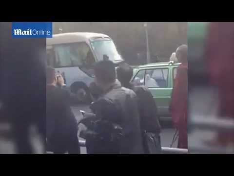 بالفيديو رجل يحاول الانتحار دهسًا تحت عجلات السيارات