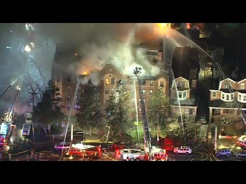 شاهد حريق داخل مبنى مؤلف من أربعة طوابق في ولاية فيلادلفيا الأميركية