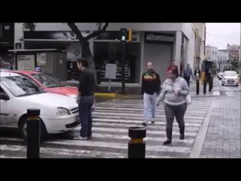 شاهدشاب يلقن سائقًا درسًا في الأخلاق