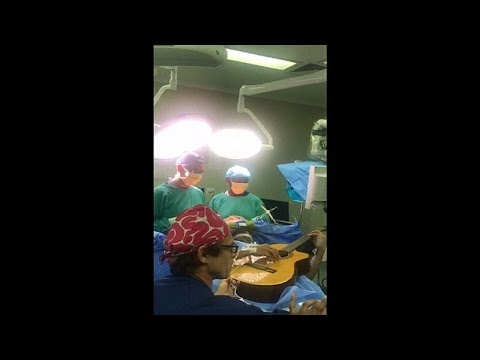شاهد فنان يعزف على الغيتار أثناء خضوعه لعملية جراحية