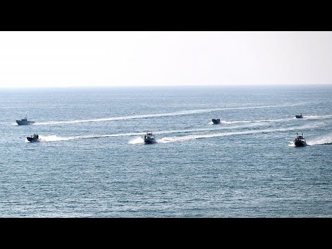 شاهد إيران تُجرى مناورات عسكرية بعد دخول حاملة طائرات أميركية إلى الخليج