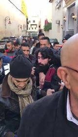 شاهد  مرشدون سياحيون في فاس يلقون القبض على ملتح مسلح