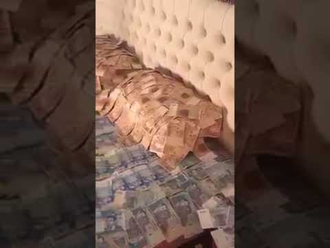 شاهد مغربي يستعرض بفلوسه أمام الكاميرا