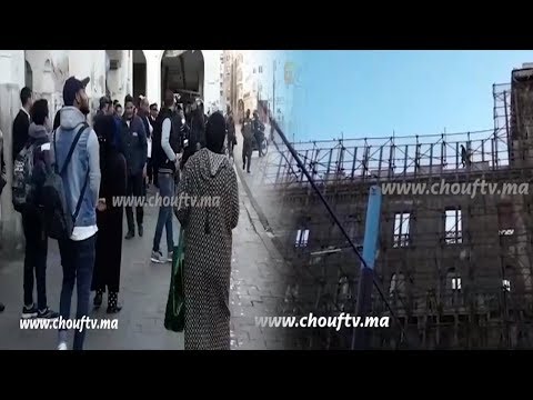 شاهد مُختلّ عقليًّا يضرب المواطنين بالحجر في البيضاء