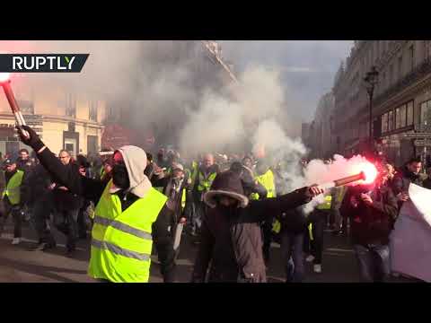 شاهد اشتباكات بين الشرطة الفرنسية ومُحتجي السترات الصفراء في باريس