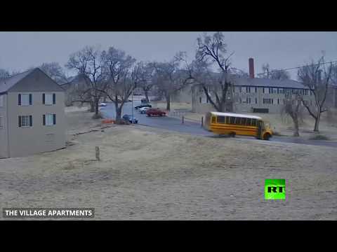 لحظة انقلاب حافلة مدرسية على طريق جليدي في الولايات المتحدة