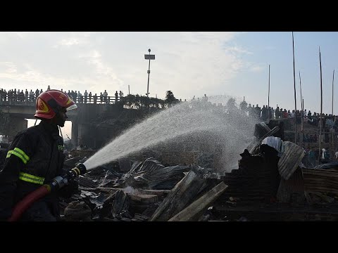 شاهد وفاة 8 أشخاص إثر حريق في منطقة عشوائيات في بنغلادش