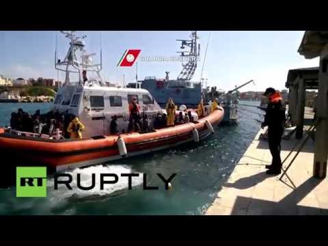 بالفيديو إنقاذ 1500 مهاجر غير شرعي في إيطاليا