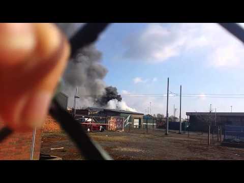 فيديو حريق ضخم في مصنع بجوار مانشستر سيتي