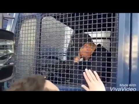 شاهد بكاء حار من شرطي جزائري تأثرًا بشعارات المتظاهرين