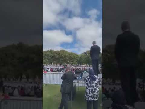 شاهد حشد كبير من مختلف الديانات لمشاركة المسلمين صلاة الجمعة في نيوزيلندا