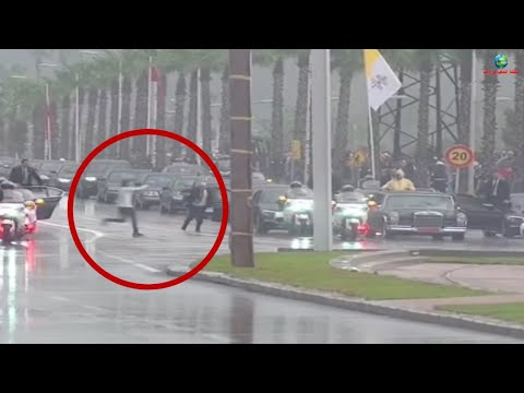 شاهد لحظة اعتراض موكب ملك المغرب وبابا الفاتيكان