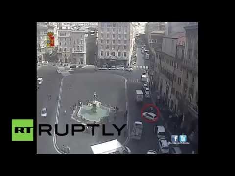 شاهدعجوز يتعرض للضرب من قبل سائق سيارة أجرة