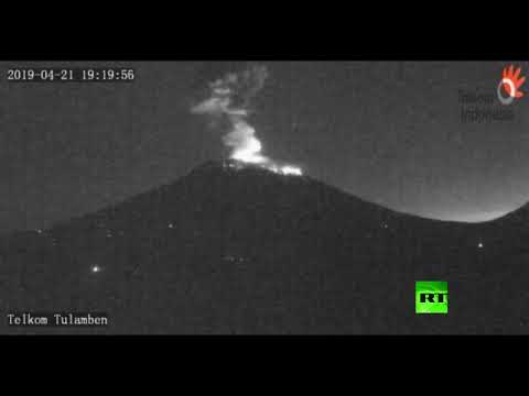 شاهد لحظة مروّعة لبركان ثائر بجبل اغونغ في إندونيسيا