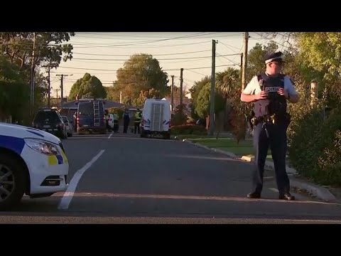 شاهد نيوزيلندا توقف مواطنًا يحمل متفجرات وذخيرة في مدينة المسجدين