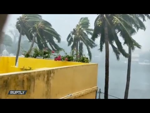 شاهد الإعصار فاني يضرب شرق الهند والسلطت تجلي السكان