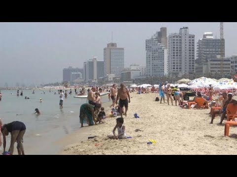 مستوطنو إسرائيل يلجأون للشواطئ هربًا من موجة الحر الشديدة