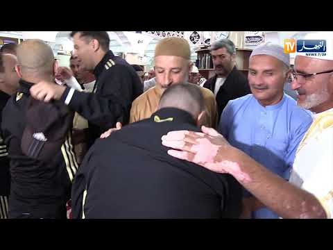 لاعبو المنتخب الجزائري يؤدون صلاة العيد بمسجد الشهداء