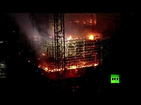 شاهد حريق ضخم يلتهم ناطحة سحاب في العاصمة البولندية وارسو