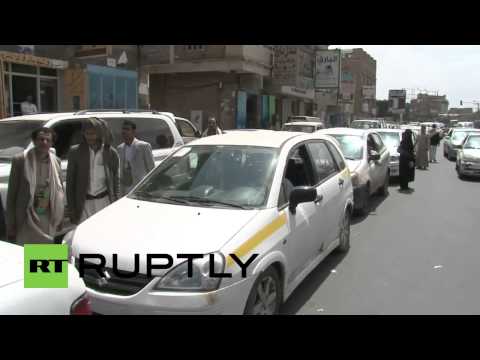 بالفيديو طوابير طويلة للتزود بالوقود في اليمن