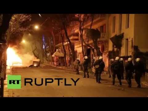 بالفيديو اشتباكات بين محتجين ورجال الأمن وسط أثينا