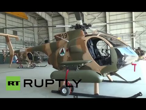 شاهد الناتو يسلّم أفغانستان مروحيات أميركية