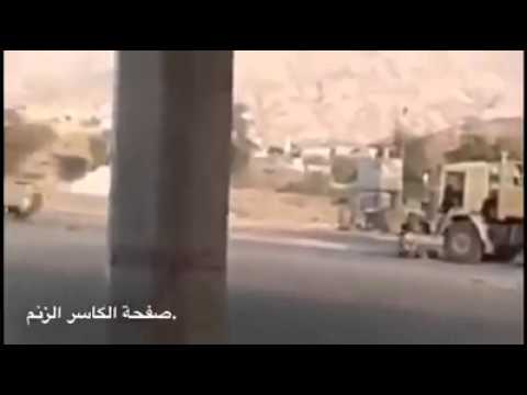 شاهد حوثي يدهس زميله بالدبابة