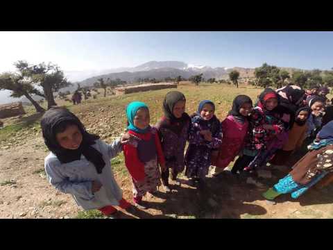 بالفيديو  قافلة الإغاثة أثناء عبورها إلى أزيلال