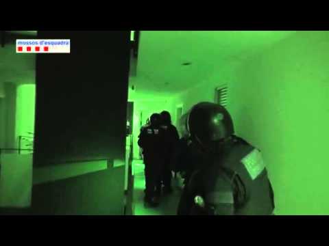 شاهد الشرطة الأسبانية تنفذ عملية خاصة لاعتقال خلية متشددة