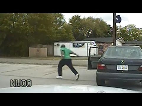 بالفيديو والدة الشرطي المتهم بالقتل تعرب عن حزنها